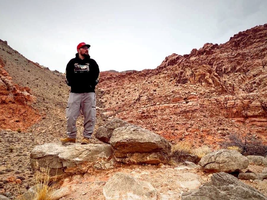 Sam en randonnée dans un canyon de roche rouge
